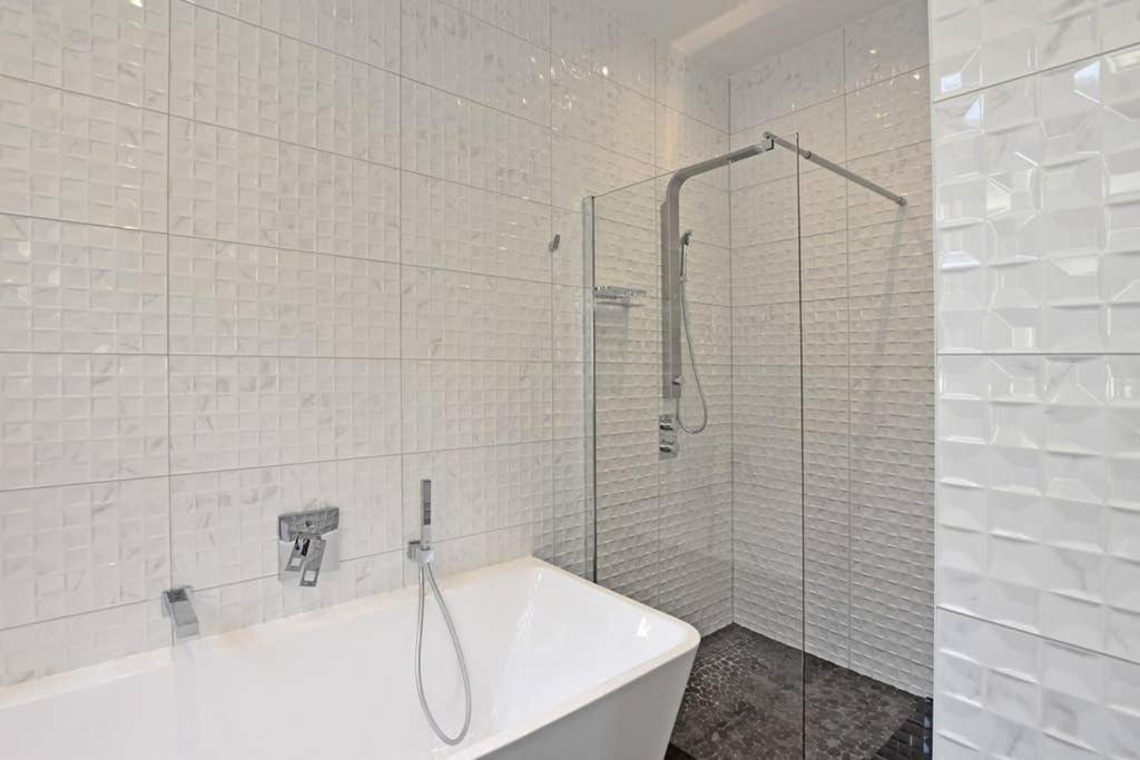 6,5 Luxury Room Apartment - Central Zwickau - 3 Bedrooms - 2 Bathrooms Luaran gambar